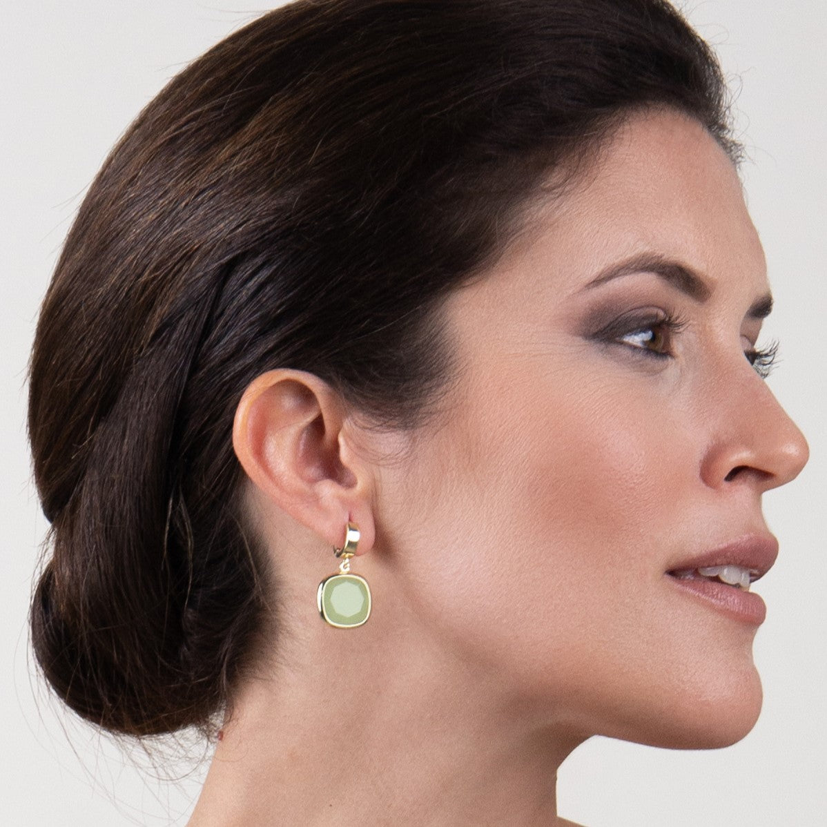 Coriandoli snap earrings with square milky green glass paste
